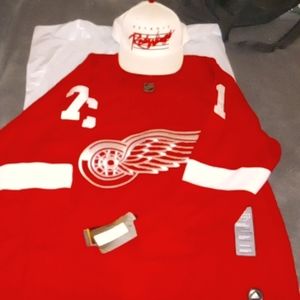 Signed autograph Detroit Red Wings jersey & LARKIN White & Red Wings hat